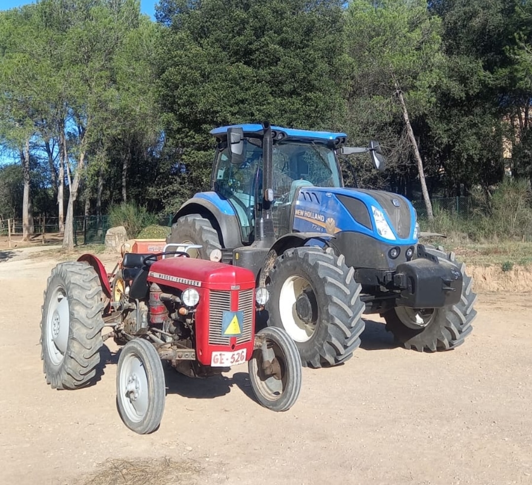 Dos tractores de la familia propietaria de Can Bonet