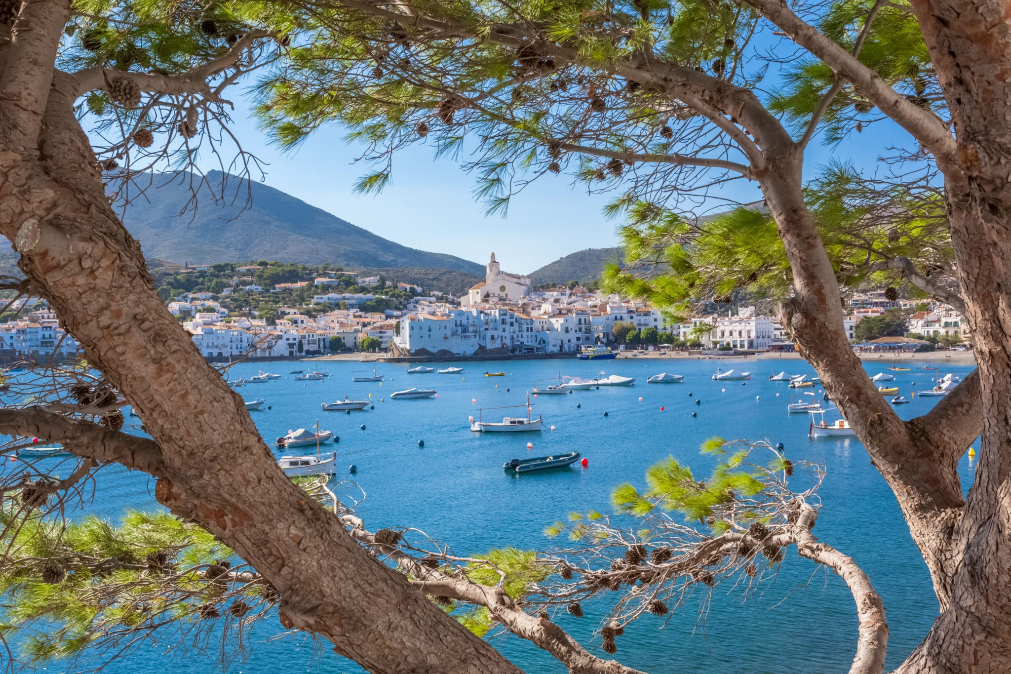 Cadaqués, destino entre el mar y la montaña