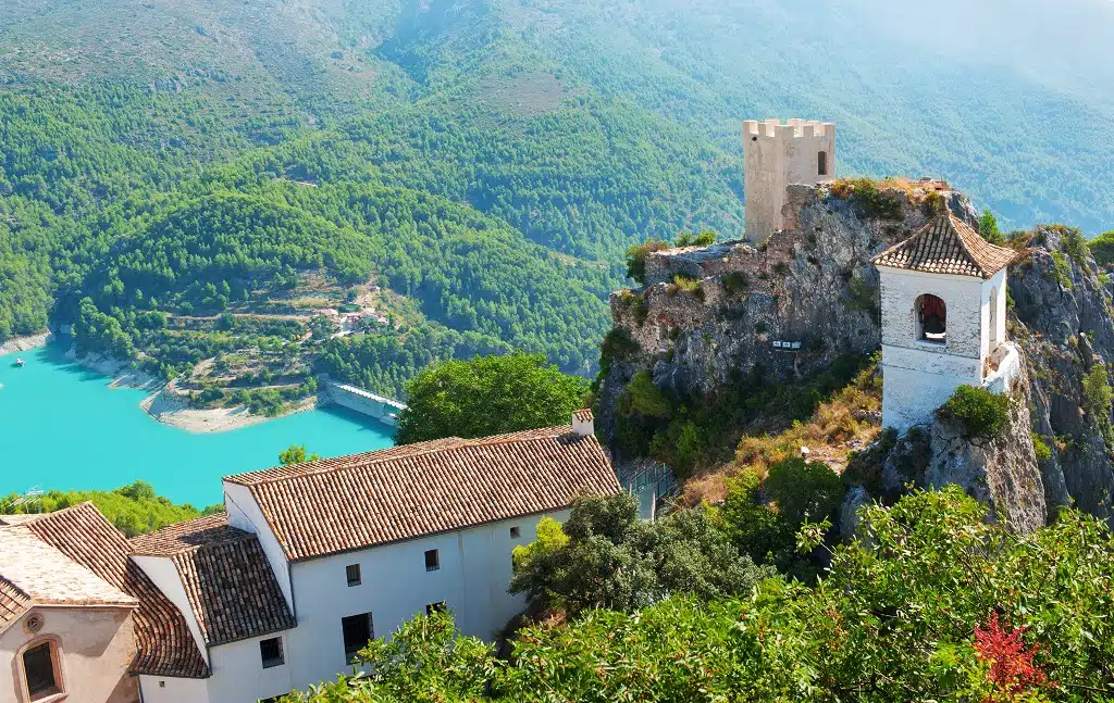 Pueblos medievales que visitar en verano: Guadalest