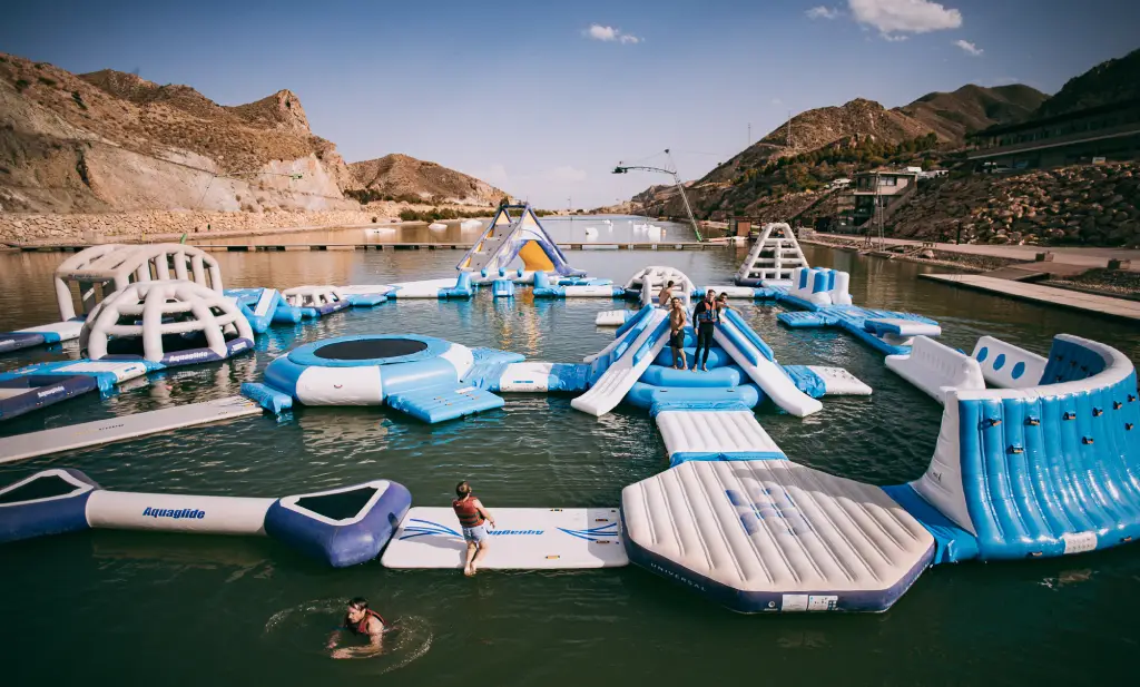 Hinchables del parque acuático Lunar Cable Park