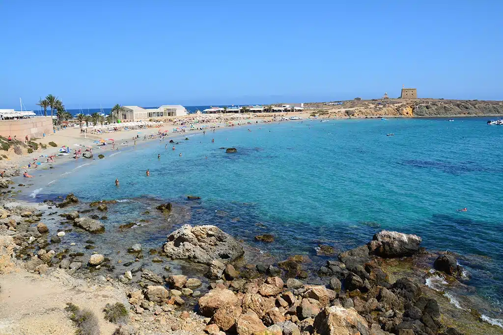 Playa de la isla de Tabarca, una de las playas para disfrutar de la costa de Alicante.