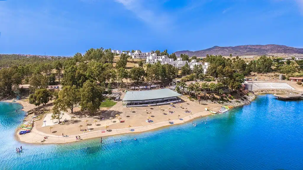 Playa de Orellana, una de las 9 playas de Extremadura con bandera azul.