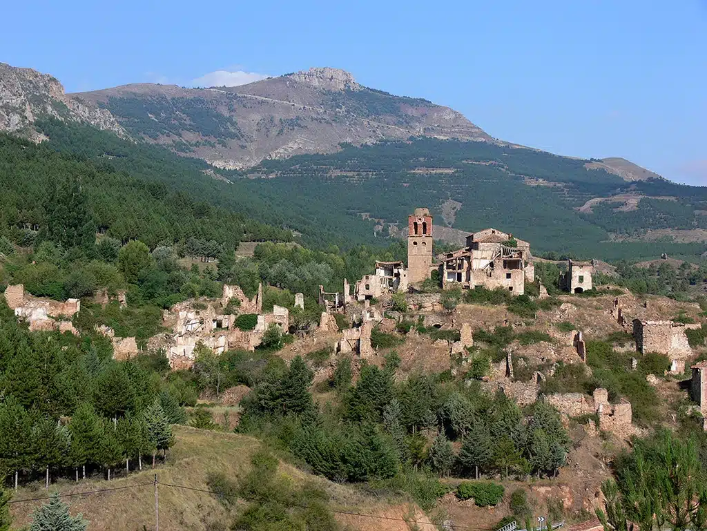 Turruncún, la aldea despoblada con la peña Isasa al fondo. Por Pigmentoazul